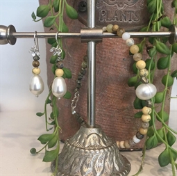DIY inspiration til armbånd med gule, grønne, shell, ferskvandsperler og sølv s-lås